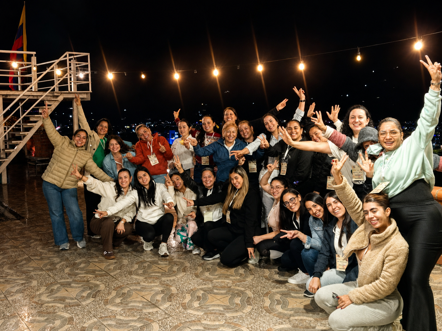 Participantes celebrando una experiencia grupal de transformación emocional.